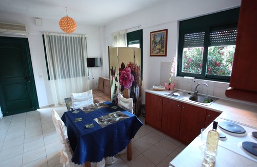 Violi Charaki Apartamento | Excelente ubicación tranquila estacionamiento gratuito, amueblado de forma moderna, electrónicamente equippe