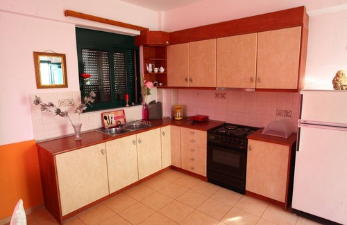 Violi Charaki Apartamento | Excelente ubicación tranquila estacionamiento gratuito, amueblado de forma moderna, electrónicamente equippe