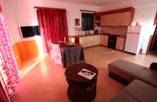 Violi Charaki Apartamento | Excelente ubicación tranquila estacionamiento gratuito, amueblado de forma moderna, electrónicamente equippe