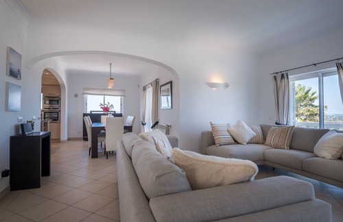 Budens Villa | Excepcional villa de 4 dormitorios con impresionantes vistas y piscina climatizada