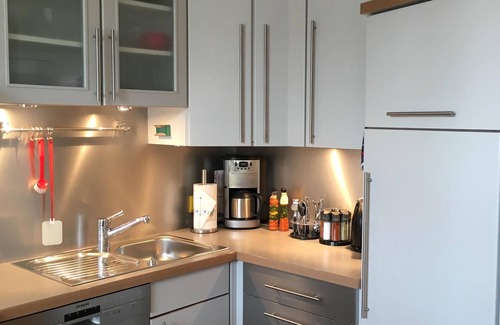 Laer Apartamento | Arquitectura excepcional, ubicación tranquila en las afueras, muebles modernos.