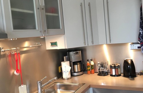 Laer Apartamento | Arquitectura excepcional, ubicación tranquila en las afueras, muebles modernos.