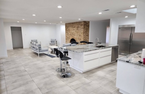 Fort Worth Casa | Exceptional contemporary w/ pool, near stadiums, TCU and hospitals