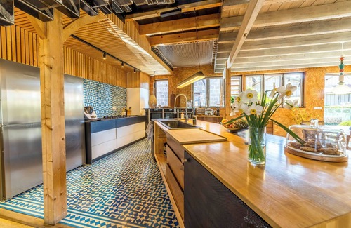 Brive-la-Gaillarde Villa | Exceptional urban loft with swimming pool: the ideal address for a dream vacation.
