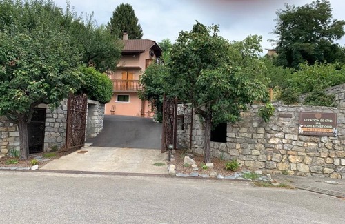 Voglans Apartamento | Exceptional gite with private spa in Savoie at VOGLANS