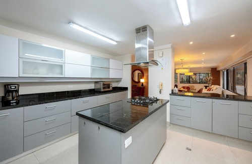 Las Lomas I Apartamento | Exceptional, homey and large 3BR house close to Provenza