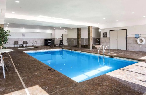 Bonner Springs Casa | Exceptional King Room with Finest Amenities