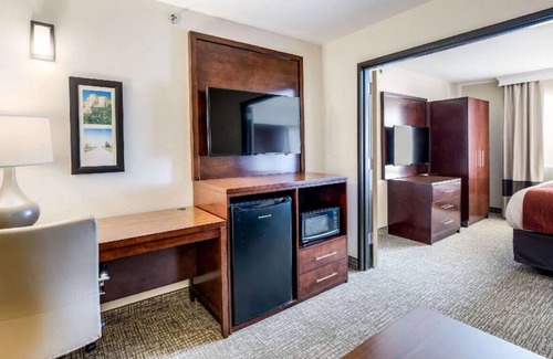 Bonner Springs Casa | Exceptional King Room with Finest Amenities