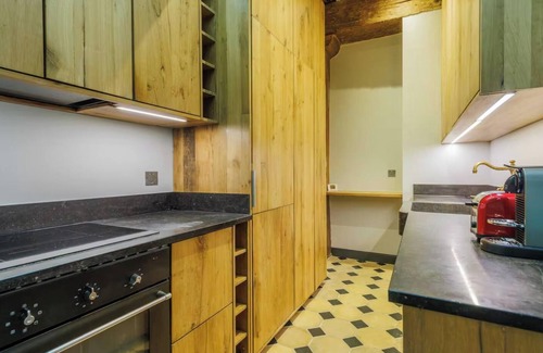 Les Iles Apartamento | EXCEPTIONAL LOCATION & STEPS AWAY FROM ICONIC NOTRE DAME - RUE CHANOINESSE