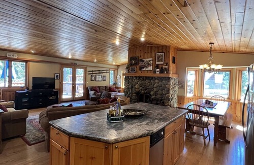 Carnelian Bay Casa | Excepcional No. Lake Tahoe Retreat / Charney Chalet / Hot Tub / Dogs OK / NUEVO VIDEO!
