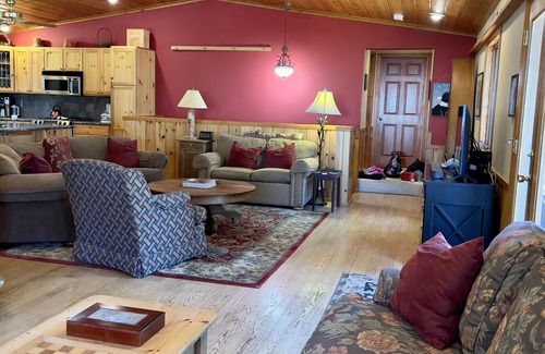 Carnelian Bay Casa | Excepcional No. Lake Tahoe Retreat / Charney Chalet / Hot Tub / Dogs OK / NUEVO VIDEO!