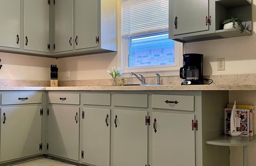 Northeast Virginia Beach Casa | Exceptionally clean cottage steps away to private beach!