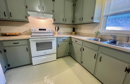 Northeast Virginia Beach Casa | Exceptionally clean cottage steps away to private beach!