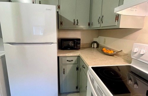 Northeast Virginia Beach Casa | Exceptionally clean cottage steps away to private beach!