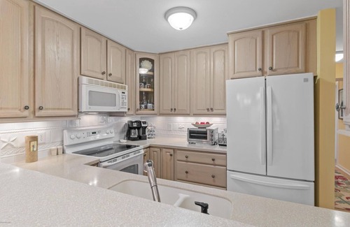 Pine Knoll Shores Condominio | Exceptionally Clean 3Br/3Ba Oceanfront Condo in the Heart of the Crystal Coast