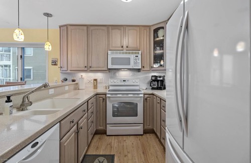 Pine Knoll Shores Condominio | Exceptionally Clean 3Br/3Ba Oceanfront Condo in the Heart of the Crystal Coast