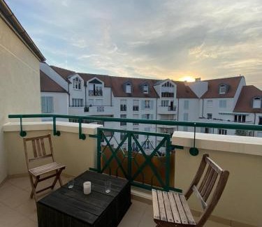 Rueil-Malmaison Apartamento | EXCEPTIONNEL "A NOUS PARIS" ! Spacieux - Calme - Balcon - Wifi - Netflix - Parking