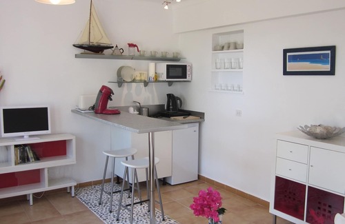 Pedruscada Apartamento | Exclusivo Moderno apartamento junto al mar. Patio privado rodeado de bosque de pinos.