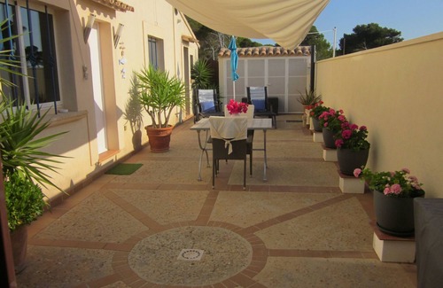 Pedruscada Apartamento | Exclusivo Moderno apartamento junto al mar. Patio privado rodeado de bosque de pinos.