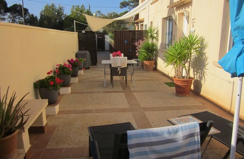 Pedruscada Apartamento | Exclusivo Moderno apartamento junto al mar. Patio privado rodeado de bosque de pinos.
