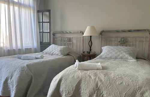 Pocitos Cama Y Desayuno | Exclusiva Casa de Estilo en Barrio Tradicional de Montevideo, Jardin con Piscina
