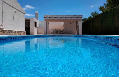 L Almadrava Chalet De Esquí | Exclusiva villa con piscina, barbacoa y jardín: Disfruta de la estancia perfecta