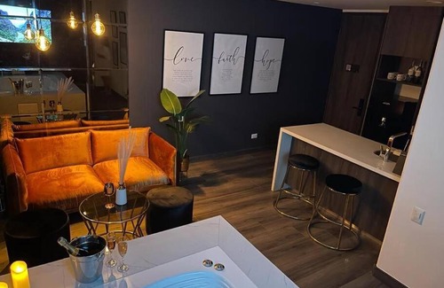 Antonio Narino Apartamento | Exclusive 2 BR Loft + Jacuzzi & Great Amenities