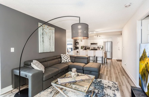 Downtown Mississauga Condominio | Exclusive 3BR+Den Condo steps from Square One Mall