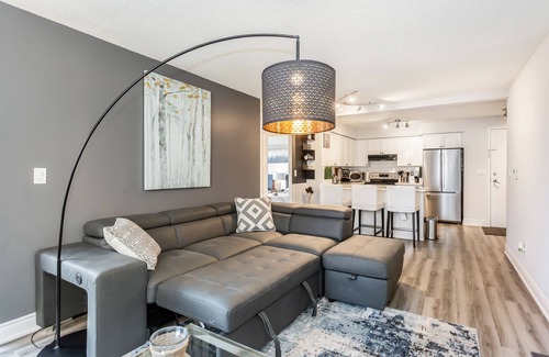 Downtown Mississauga Condominio | Exclusive 3BR+Den Condo steps from Square One Mall