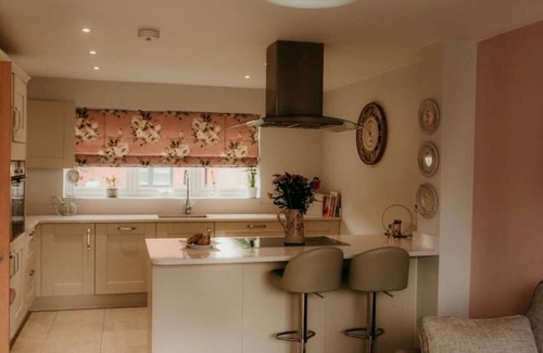 Atherstone Casa | Exclusive 5 Bed Family House in Country Village