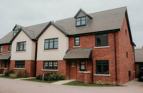 Atherstone Casa | Exclusive 5 Bed Family House in Village Location