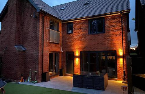 Atherstone Casa | Exclusive 5 Bed Family House in Village Location