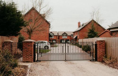 Atherstone Casa | Exclusive 5 Bed Family House in Village Location