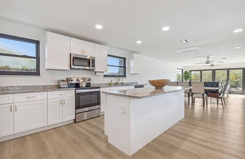 Yacht Haven Casa | Exclusive Coastal Retreat: Discover Serenity - Your Ideal VRBO Getaway