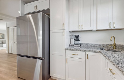 Yacht Haven Casa | Exclusive Coastal Retreat: Discover Serenity - Your Ideal VRBO Getaway