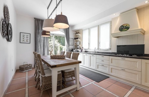 Dosso Villa | Exclusiva villa de campo con jardín privado a las afueras de la ciudad.