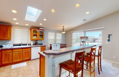 Havasu Lake Casa | Exclusive getaway with pool, hot tub, W/D, & clubhouse with pool table & gym