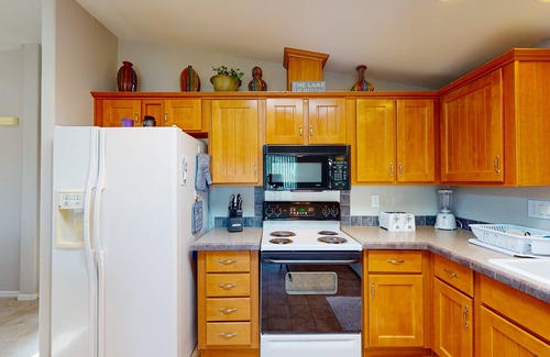 Havasu Lake Casa | Exclusive getaway with pool, hot tub, W/D, & clubhouse with pool table & gym
