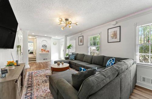 Atlanta Casa | Exclusive Haven with Pool & Bar