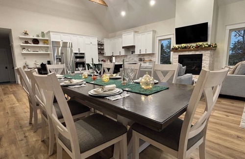 Dandridge Casa | Exclusive Lakefront Retreat - Spacious 5 bdr house in Dandridge on Douglas Lake