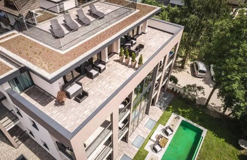 Sand in Taufers Apartamento | Exclusivo apartamento ático con vistas a la montaña, terraza, zona de spa y piscina