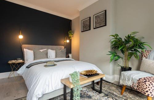 Olton Casa | Exclusive Premium Large Solihull House - The Chapters - NEC Sleeps 9