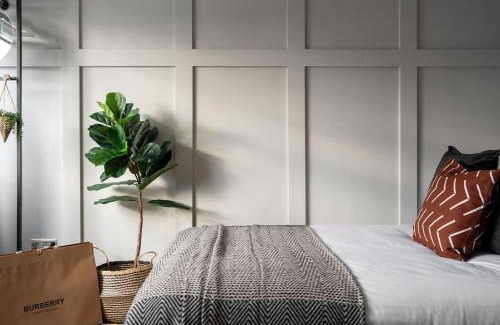 Olton Casa | Exclusive Premium Large Solihull House - The Chapters - NEC Sleeps 9