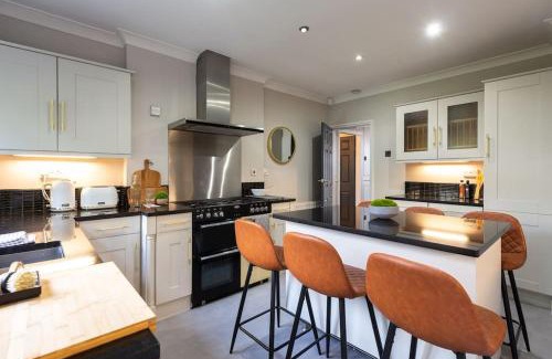 Olton Casa | Exclusive Premium Large Solihull House - The Chapters - NEC Sleeps 9