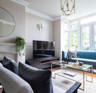 Olton Casa | Exclusive Premium Large Solihull House - The Chapters - NEC Sleeps 9