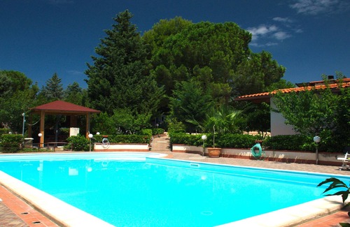 Partinico Villa | CASA ESMERALDA, PISCINA de agua salada, pinos y azul mar Mediterráneo limpio