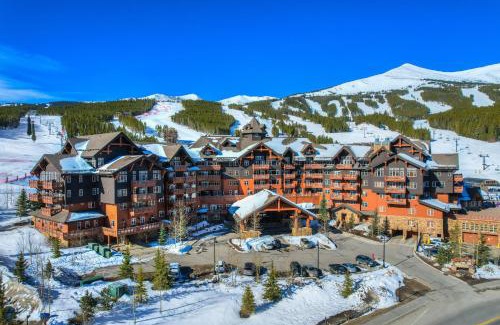 Peak 8 Apartamento | Exclusive Slopeside Luxury at Peak 8, Ski In-Ski Out with Hot Tub and Pools