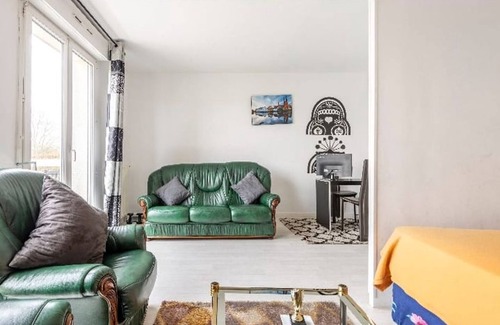 Seine-et-Marne Apartamento | Exclusive studio with an office, balcony, Wi-Fi & free parking spot