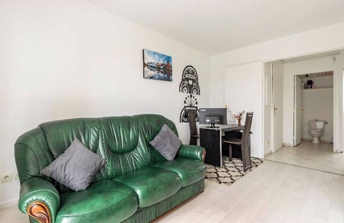 Seine-et-Marne Apartamento | Exclusive studio with an office, balcony, Wi-Fi & free parking spot