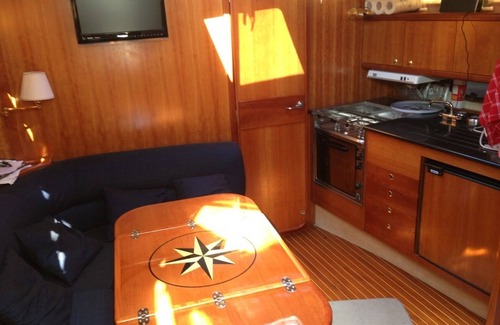 Le Suquet Alquiler De Eote | Exclusive stay on a yacht in the old harbour in the center of Cannes